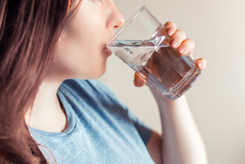 水を飲む